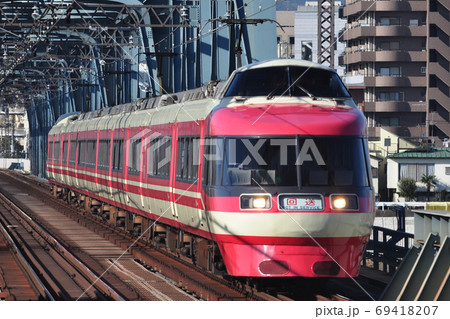 小田急小田原線、厚木駅に入線する回送列車（7000形） 69418207