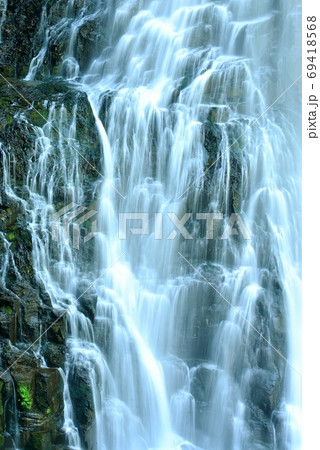 黒い岩肌を流れる番所大滝を切り撮る 黒い岩肌を流れる番所大滝を切り撮る 69418568