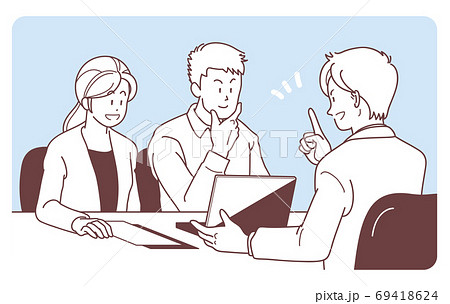 商談する若い夫婦とビジネスマンのイラスト 商談する若い夫婦とビジネスマンのイラスト 69418624