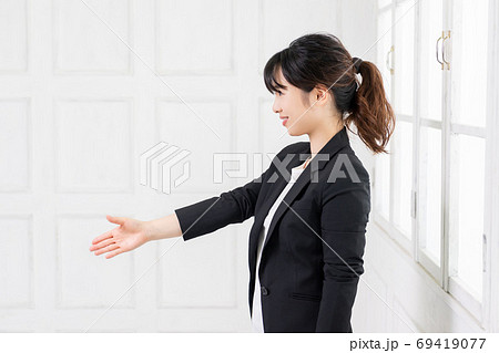 握手で手を差し出す若いビジネスウーマン 69419077