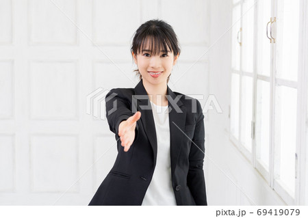 握手で手を差し出す若いビジネスウーマン 69419079