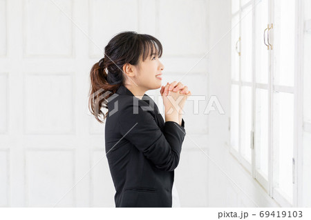 お願いのジェスチャーをする若いビジネスウーマン お願いのジェスチャーをする若いビジネスウーマン 69419103