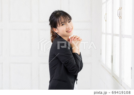 お願いのジェスチャーをする若いビジネスウーマン 69419108