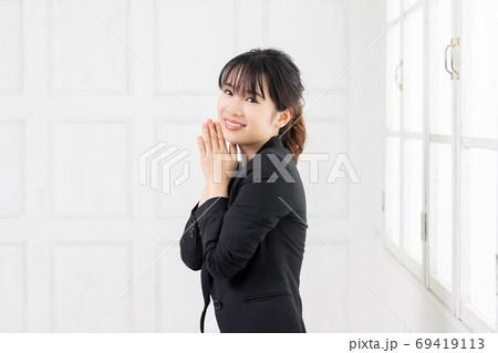 お願いのジェスチャーをする若いビジネスウーマン お願いのジェスチャーをする若いビジネスウーマン 69419113