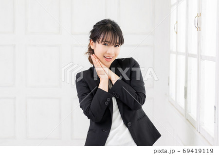 お願いのジェスチャーをする若いビジネスウーマン 69419119