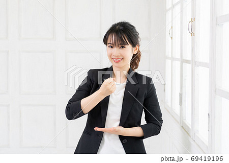 納得のジェスチャーをする若いビジネスウーマン 69419196