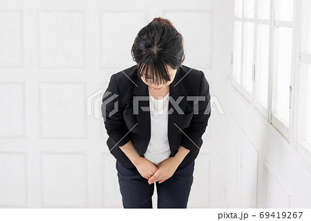 謝罪する若いビジネスウーマン 69419267