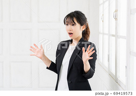 ビックリして驚く若いビジネスウーマン ビックリして驚く若いビジネスウーマン 69419573