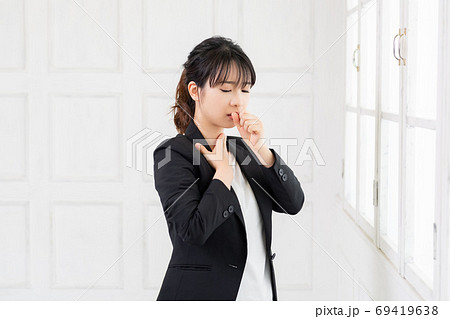 喉が痛い若いビジネスウーマン 69419638