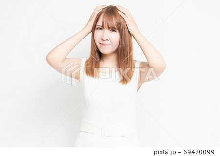 考えるジェスチャーをする若い女性 69420099