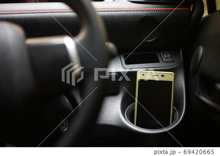 スマートフォンの車内放置 スマートフォンの車内放置 69420665