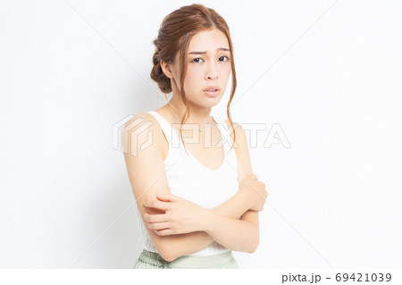 体調不良の若い女性 69421039