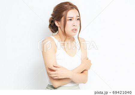 体調不良の若い女性 69421040
