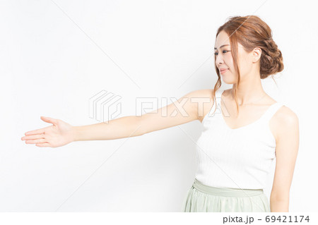 握手で手を差し出す若い女性 69421174