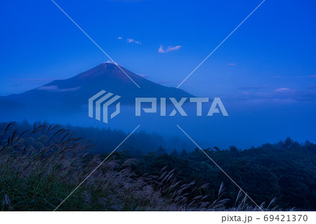 (山梨県)山中湖パノラマ台、夜明け前、富士山 (山梨県)山中湖パノラマ台、夜明け前、富士山 69421370