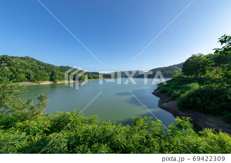 北海道　桂沢湖の夏の風景 69422309