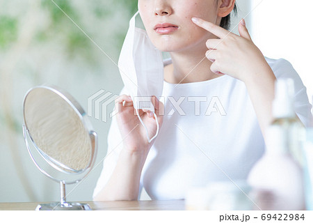 マスクのため肌荒れを気にする若い女性　顔無し 69422984