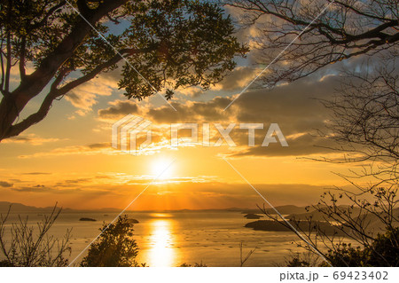 近畿隋一の遠浅の海岸｢新舞子｣の夕日（兵庫県たつの市御津町）※作品コメント欄に撮影位置 69423402
