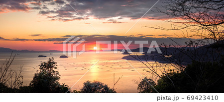 近畿隋一の遠浅の海岸「新舞子」の夕日(兵庫県たつの市御津町)※作品コメント欄に撮影位置 近畿隋一の遠浅の海岸「新舞子」の夕日(兵庫県たつの市御津町)※作品コメント欄に撮影位置 69423410
