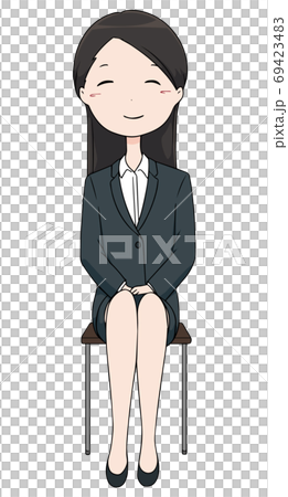 椅子に座っているスーツ姿の笑顔の就活生の女性 椅子に座っているスーツ姿の笑顔の就活生の女性 69423483