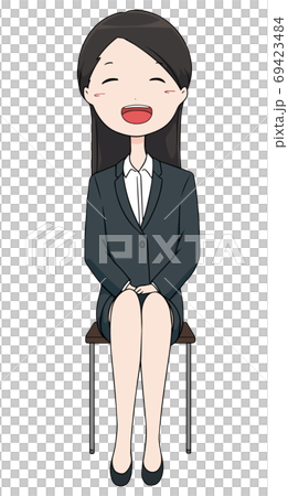 坐在椅子上的西裝的微笑著的工作女人 坐在椅子上的西裝的微笑著的工作女人 69423484