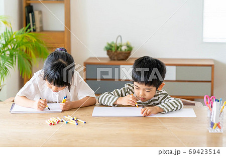兄弟 リビングで仲良くお絵かきをする姉弟 小学生 幼稚園児 の写真素材 69423514 Pixta