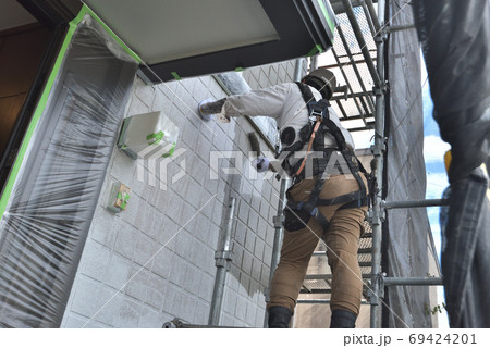 住宅のリフォーム　塗装職人の作業風景 69424201