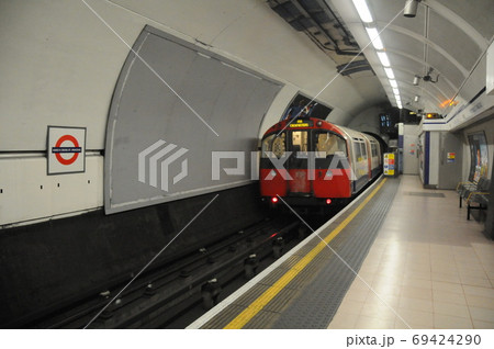 イギリス、ロンドン、キングス・クロス駅、地下鉄 69424290