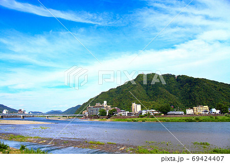 長良川温泉と金華山、岐阜城の風景 長良川温泉と金華山、岐阜城の風景 69424407
