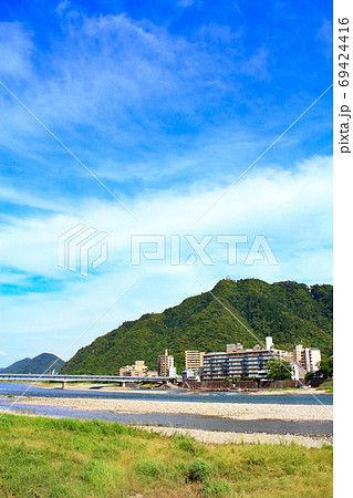 長良川温泉と金華山、岐阜城の風景 69424416