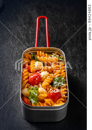 ショートパスタのトマト&バジル&チーズ料理　Basil and cheese sauce pasta 69424863