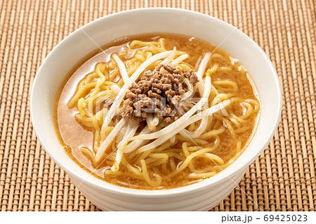 味噌ラーメン。具は、ひき肉･もやし。 69425023