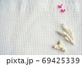 百日紅の花びらと珊瑚 69425339
