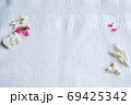 百日紅の花びらと珊瑚 69425342