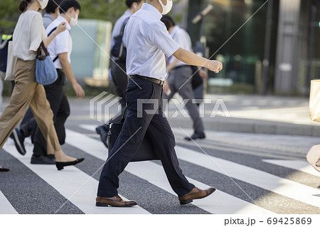 朝の通勤風景 朝の通勤風景 69425869