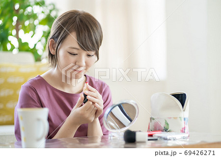自宅でメイクをする若い女性 自宅でメイクをする若い女性 69426271
