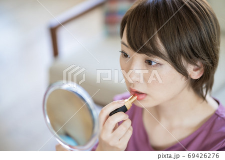 自宅でメイクをする若い女性 自宅でメイクをする若い女性 69426276