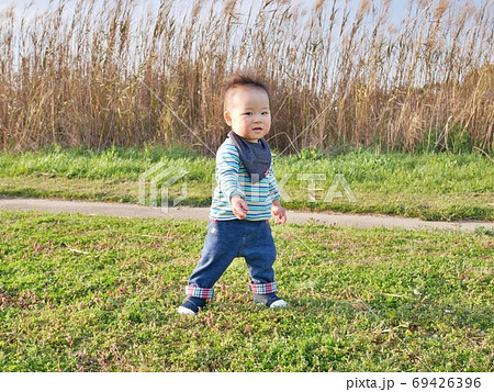 夕方の河川敷で遊ぶ幼児 69426396