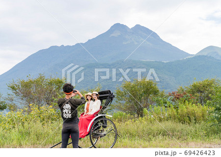 湯布院女子旅で記念撮影をする女性と友達 9月 撮影協力 人力車のえびす屋 の写真素材