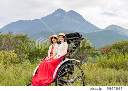 湯布院女子旅で人力車を楽しむ女性と友達 9月 撮影協力 人力車のえびす屋 の写真素材