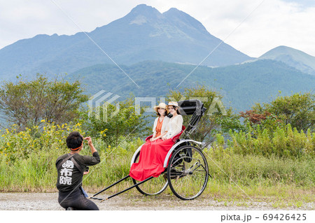 湯布院女子旅で記念撮影をする女性と友達 9月 撮影協力 人力車のえびす屋 の写真素材