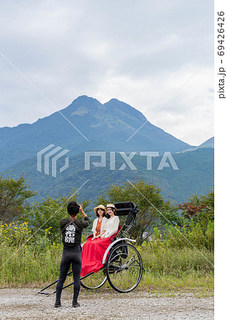湯布院女子旅で記念撮影をする女性と友達 9月 撮影協力 人力車のえびす屋 の写真素材
