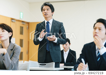 会見で質問をする記者 69427219