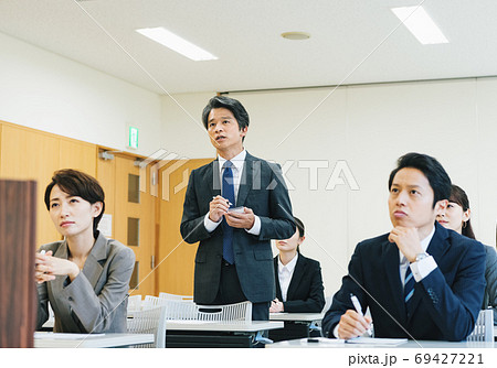 会見で質問をする記者 会見で質問をする記者 69427221