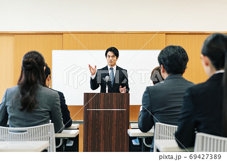 講演会で話す男性 講演会で話す男性 69427389