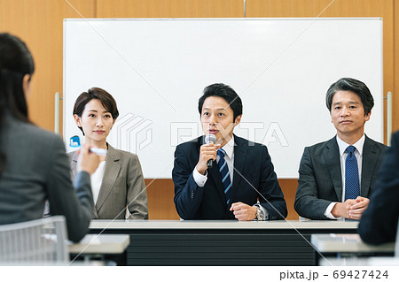 会見で話す男性 会見で話す男性 69427424