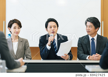 会見で話す男性 会見で話す男性 69427425