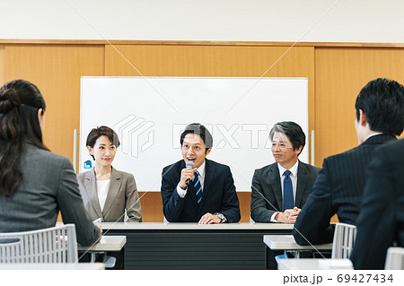 会見で話す男性 69427434