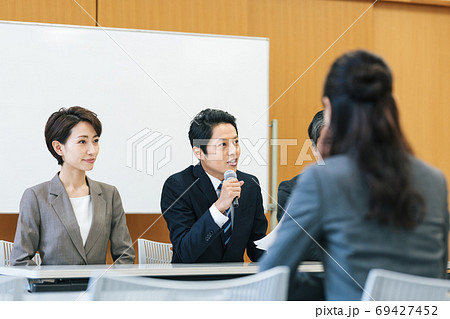会見で話す男性 会見で話す男性 69427452