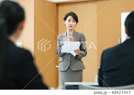 イベントの司会をする女性 イベントの司会をする女性 69427457